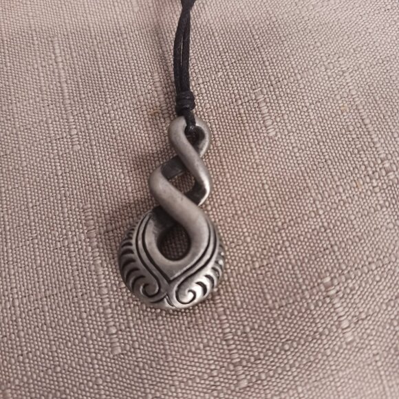 Maori Infinity Loop Surfer Necklace - Picture 6 of 6